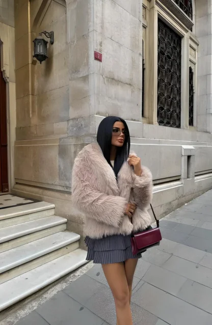 Yaka Detaylı Kısa Kürk - Krem